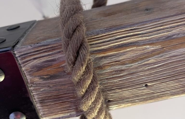 Stylowa lampa wisząca w klimacie loft / rustykalnym, lampa z belki z okuciem metalowym - Zdjęcie 5