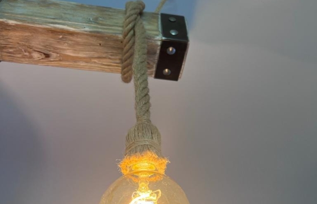 Stylowa lampa wisząca w klimacie loft / rustykalnym, lampa z belki z okuciem metalowym - Zdjęcie 1