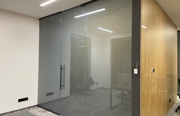 Zamontuję ścianki szklane z folią inteligentną na pilota - Zdjęcie 3