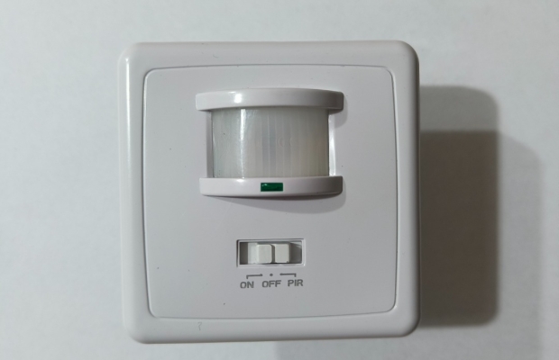 Czujnik ruchu i zmierzchu montowany na ścianie w puszkę - Zdjęcie 1